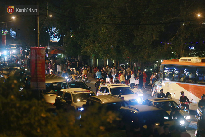 Đà Lạt chật kín du khách và phương tiện, các ngả đường ùn tắc kinh hoàng tối 30/4